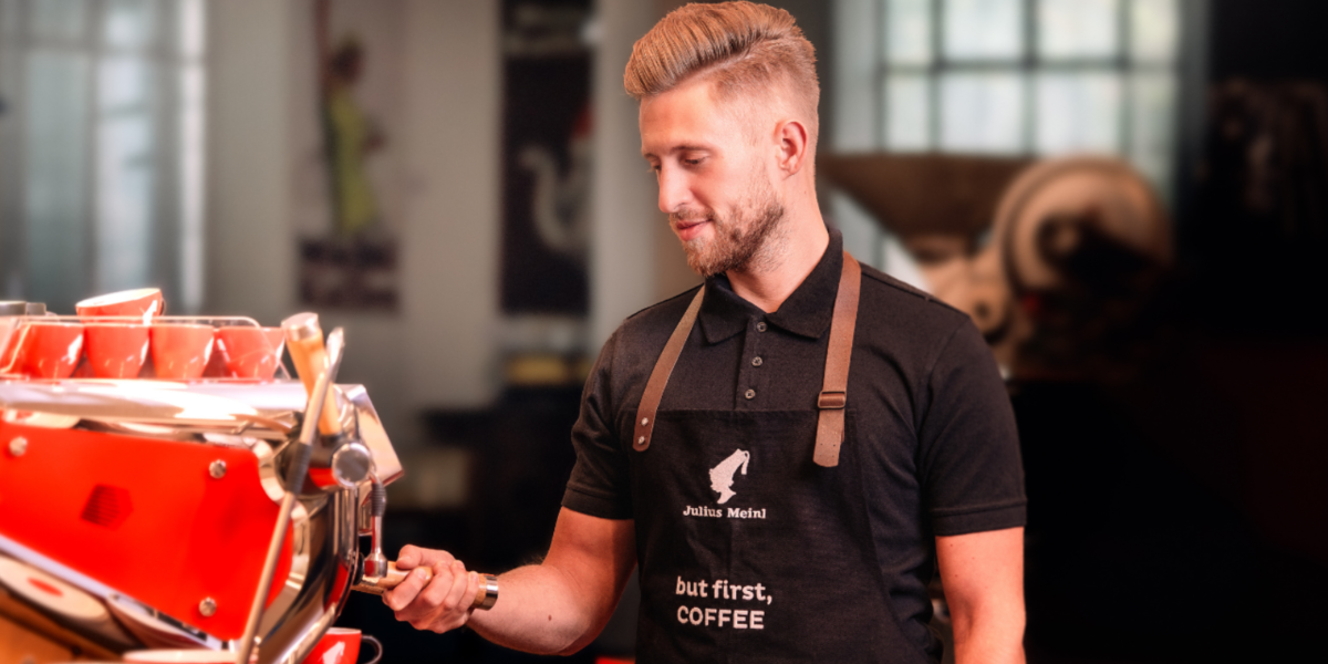 Barista qahva tayyorlamoqda